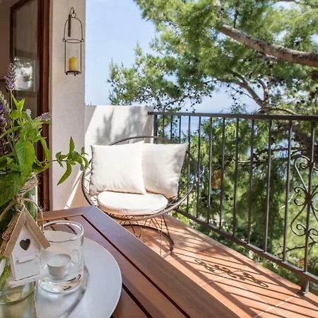 Daire Pod Borom Sveta Nedelja (Hvar)