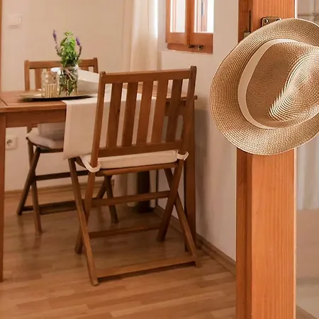 Daire Pod Borom Sveta Nedelja (Hvar)