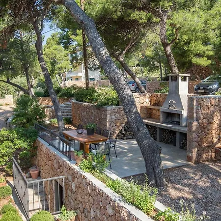 Pod Borom Daire Sveta Nedelja (Hvar)