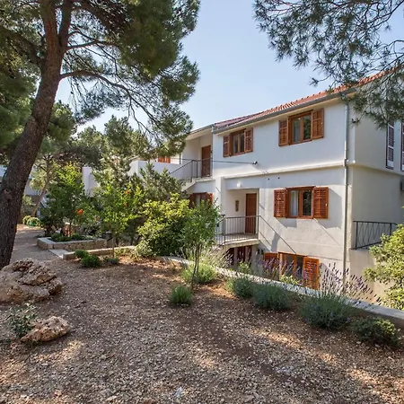 Daire Pod Borom Sveta Nedelja (Hvar)